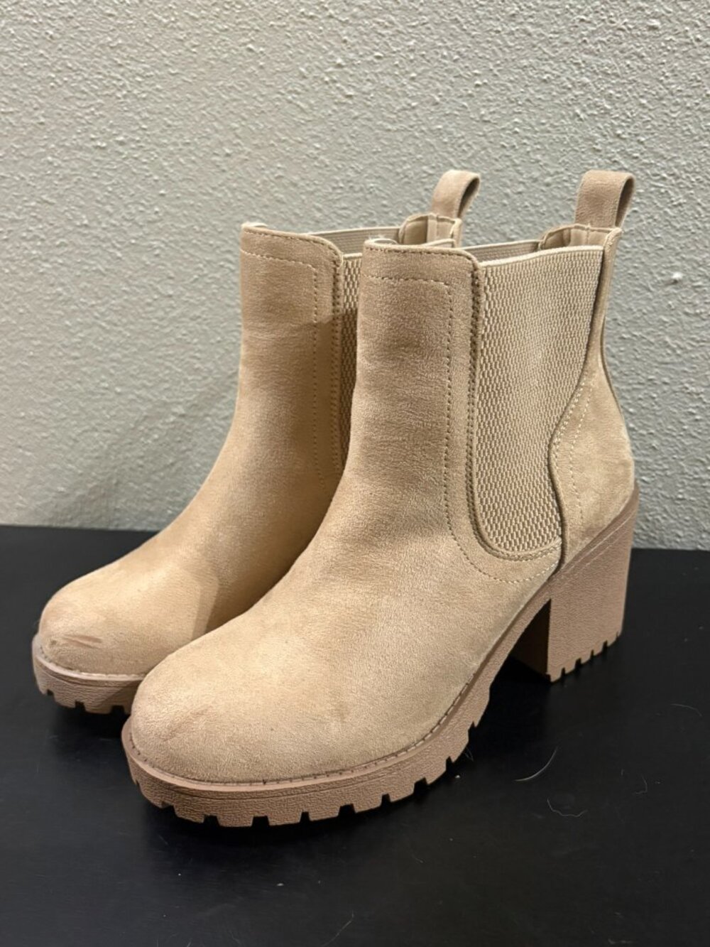 Soda ZINON Tan Faux Suede Lug Sole Chelsea Heeled Ankle Booties Women's Size 7.5